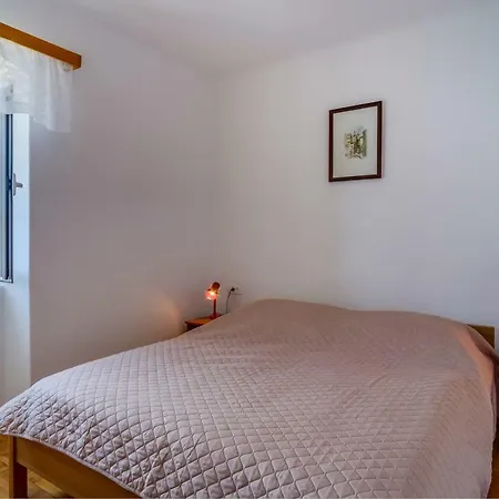 Apartments Valun Valun