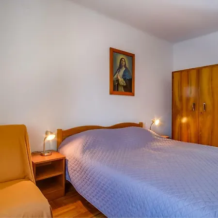 Apartments Valun Valun