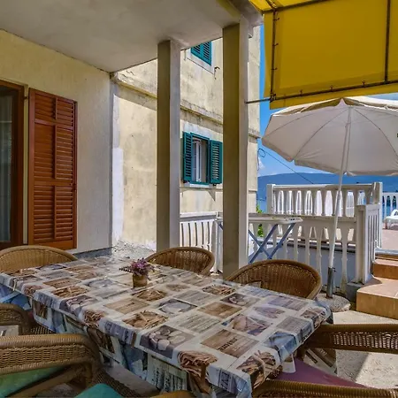 Apartments Valun * Valun