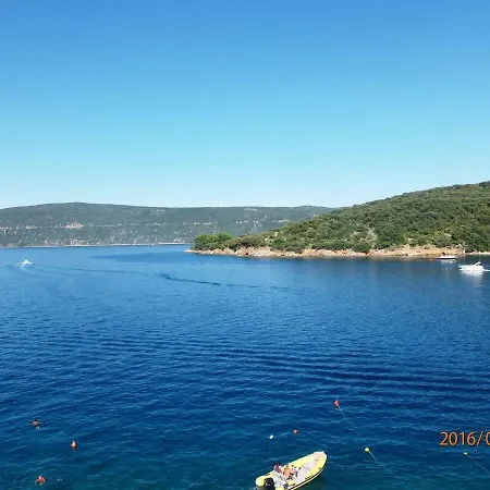 Apartments Valun *